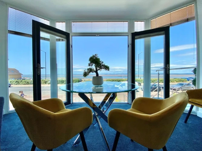 2 Bedrooms Luxury Apartment with sea view