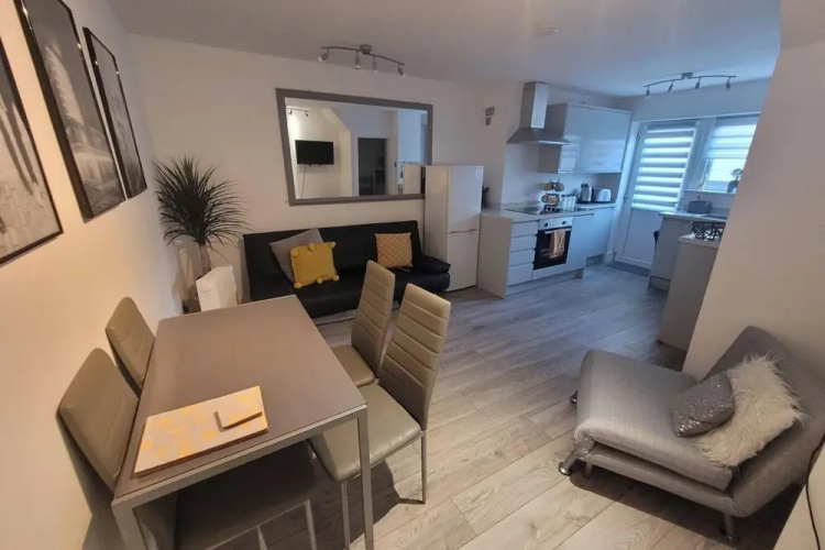 Apt - Sleeps 4/5 - Garden - Parking