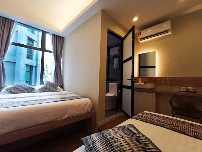Deluxe Family room with street view