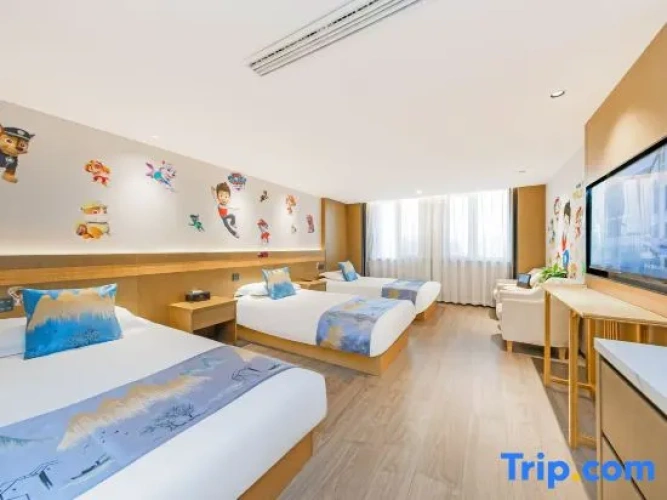 Standard Triple room with partial sea view