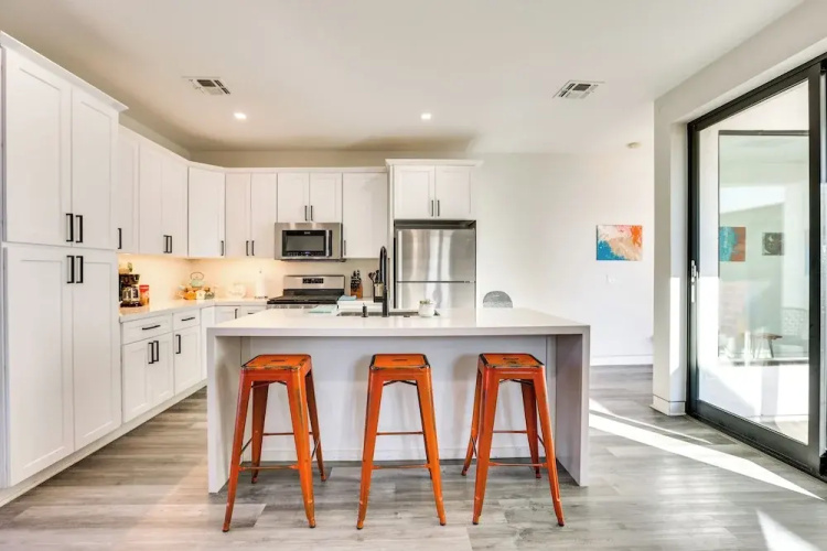 Shop, Dine & Unwind: Apt 2 Mi to Dtwn Phoenix!