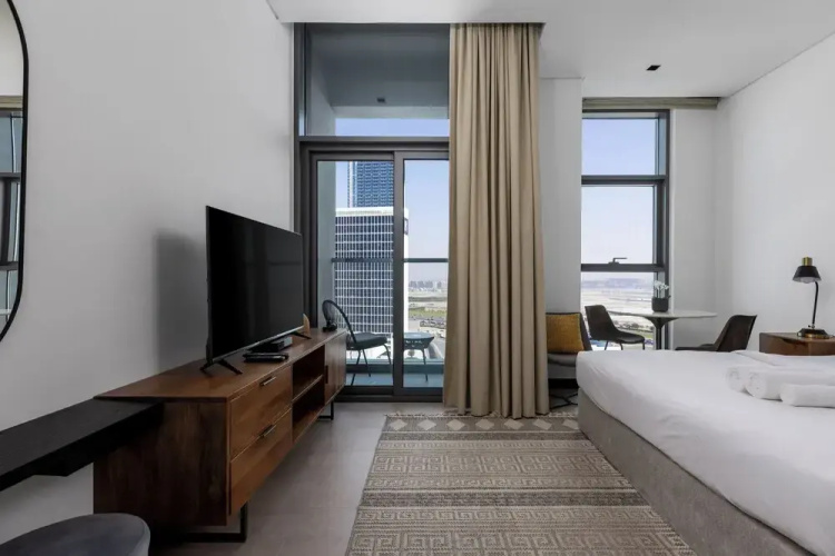 Waves - Stylish 13th-Floor Studio with Top-Notch Amenities