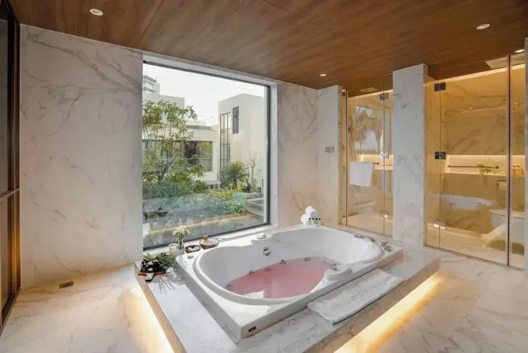 Golfers Paradise: Villa at World-class Course Edge