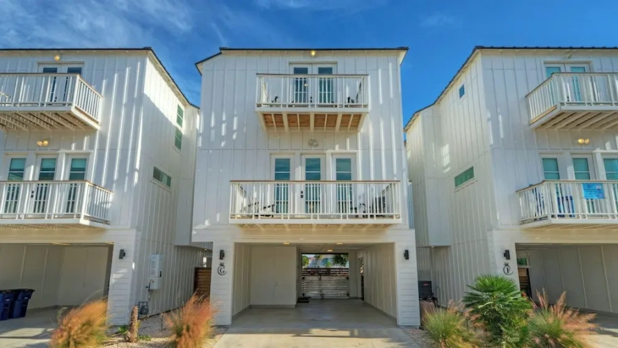 3 Bedrooms Cottage with balcony