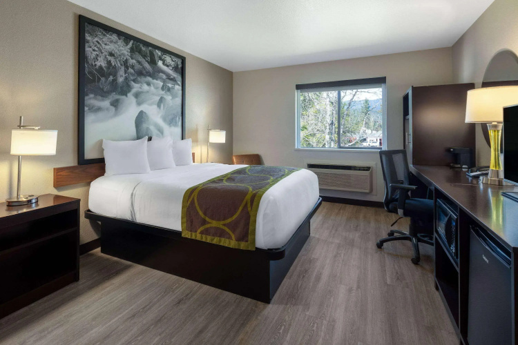 Super 8 St. Regis