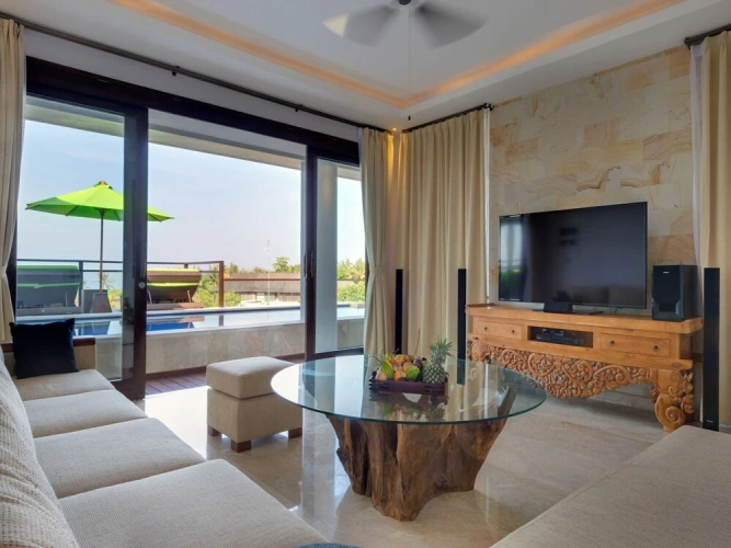 6 Bedrooms Villa