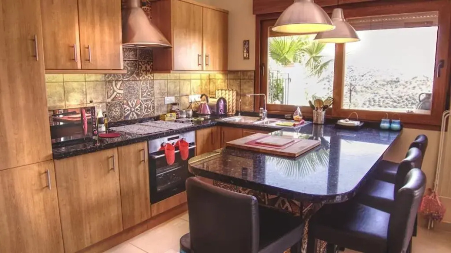 Exceptional Costa del Sol villa for 8, Hi spec, Tranquil setting, Amazing views. Heated pool.