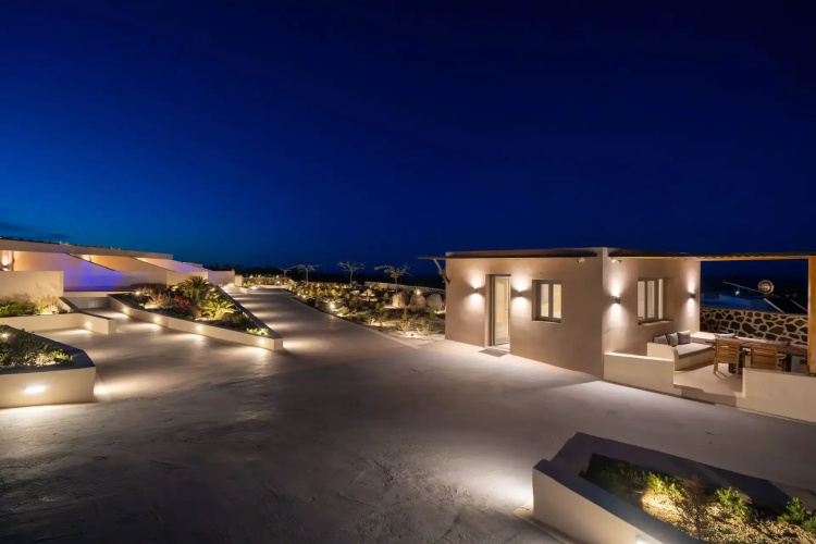 Caldera Cliff Illusion Suites
