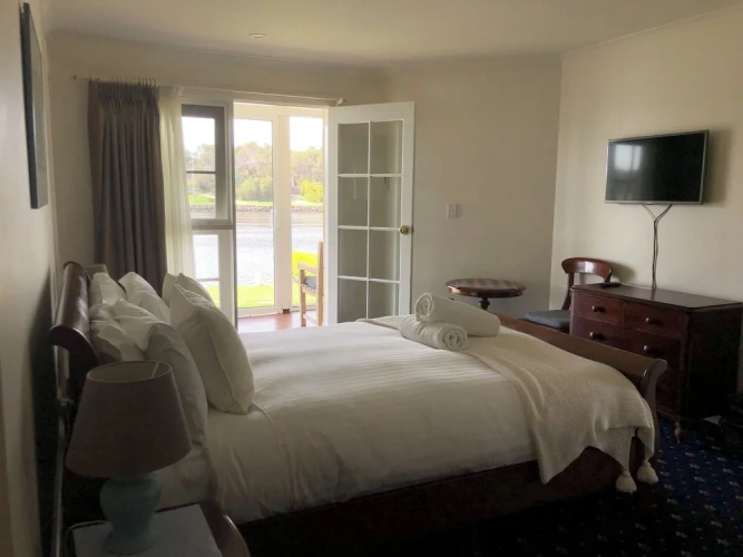 1 Bedroom Cottage with river view