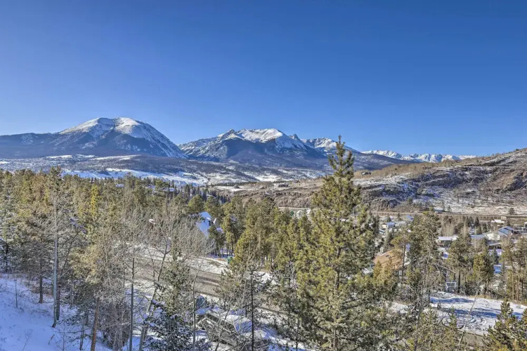 7 Mi to Keystone: Mtn-view Abode w/ Deck!