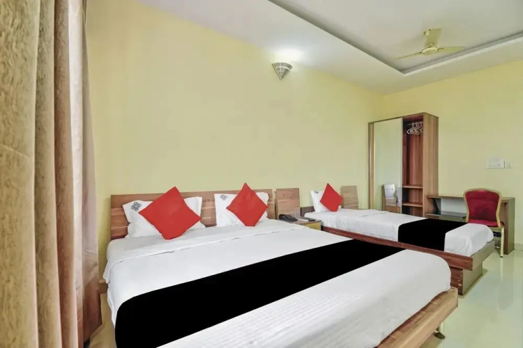 Nakshatra Comforts by OYO Rooms