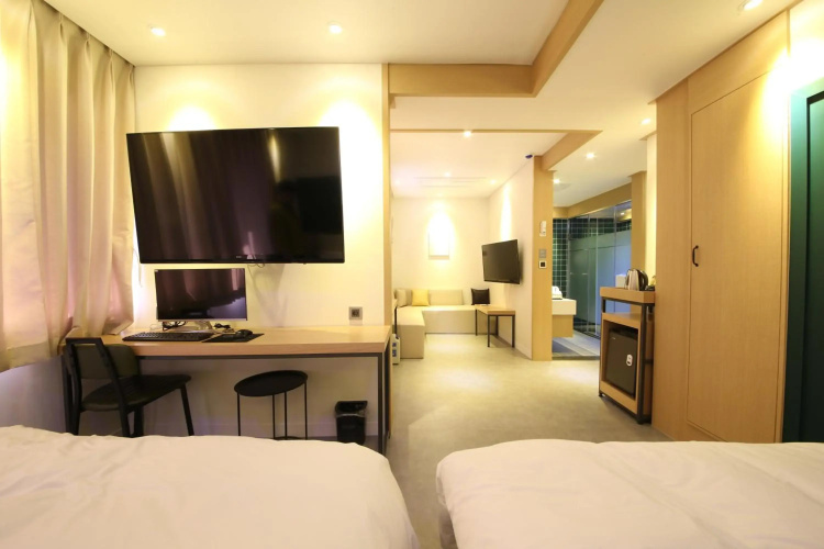 Brooks Hotel