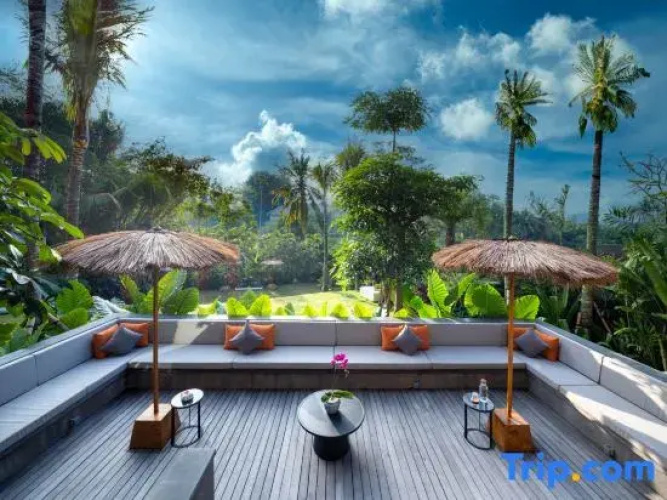 Akashi Residence | 6Br Luxe Villa Pool Slide