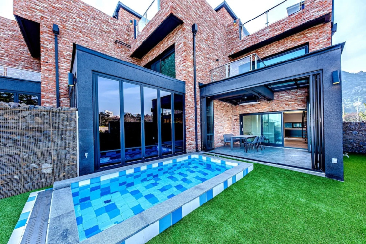 Diver House