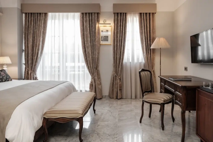 Standard Double room with partial sea view