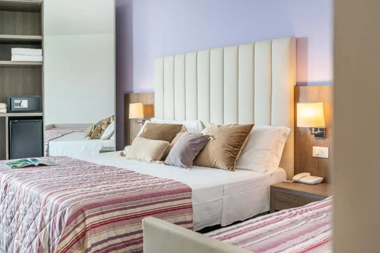 Superior Quadruple room with balcony and with partial sea view