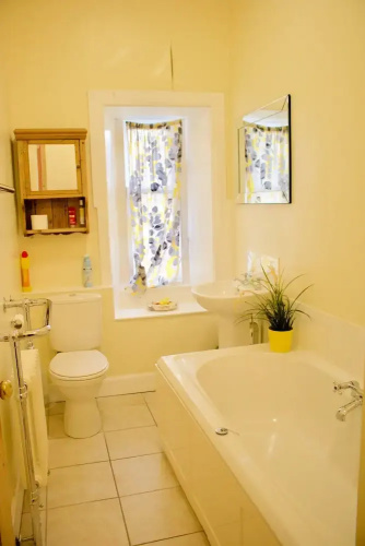 2 Bedroom Stockbridge Flat