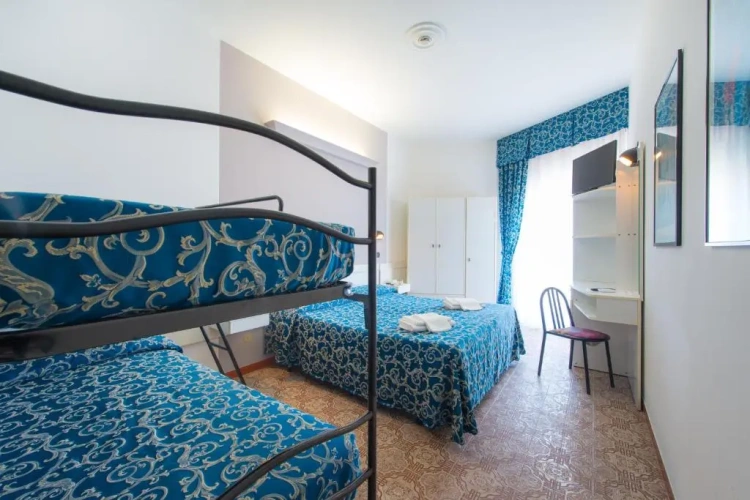 Standard Triple room with partial sea view