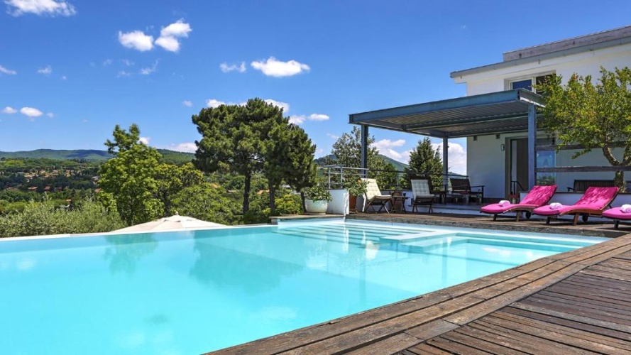 5 Bedrooms Villa