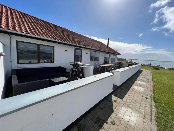2 Bedrooms Villa