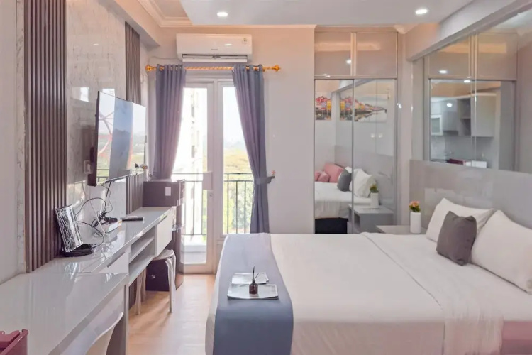 Modern Chic Studio At Sky View Apartment