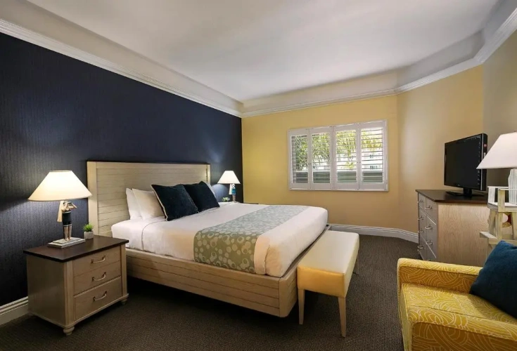 2 Bedrooms Quadruple Suite with courtyard view