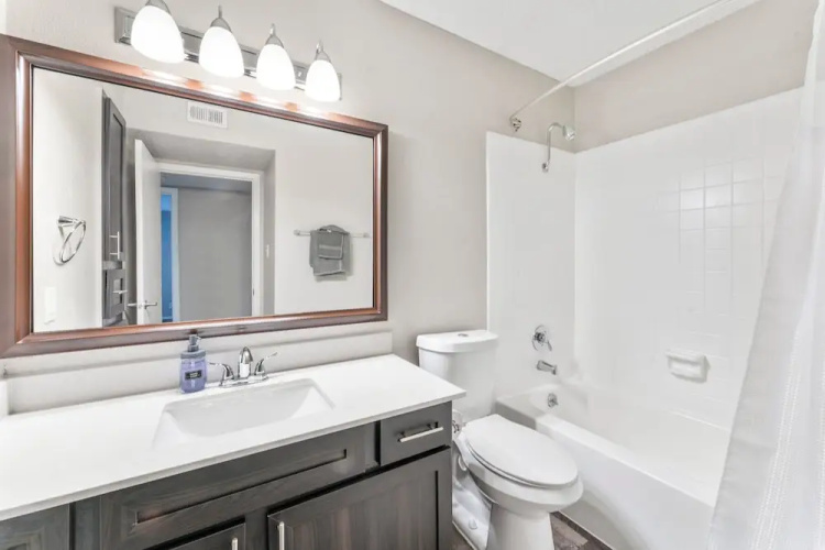 Soco 2BR Cozy Suite w Pool King bed Fast Wifi