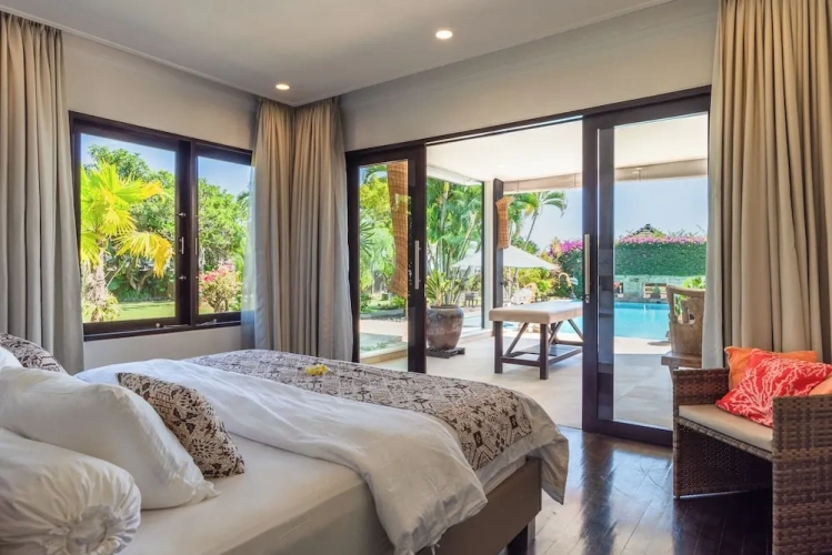 5 Bedrooms Villa beachfront