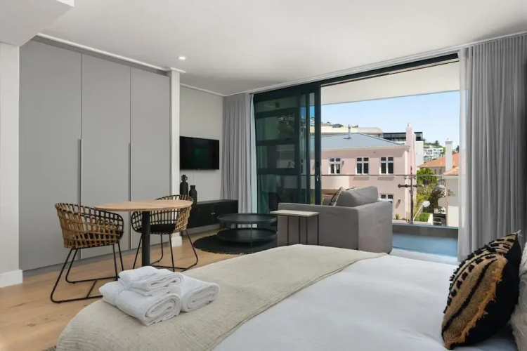 Central Secure Modern Studio w Views Bantry Pad