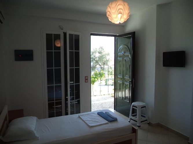 Standard Triple room with garden view