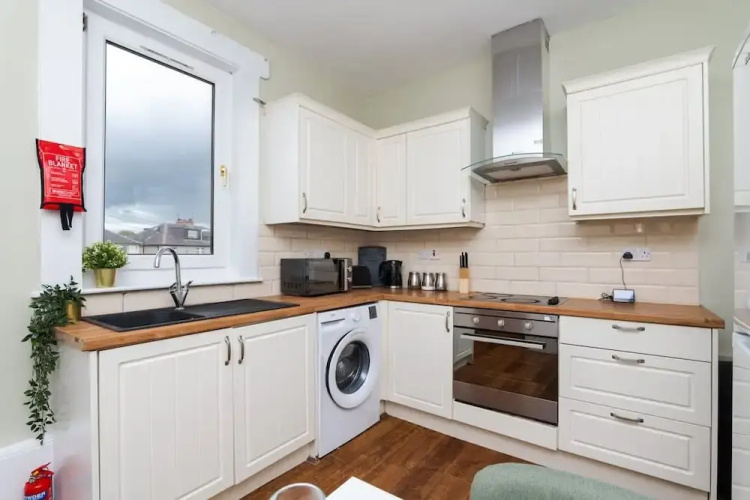 2bed Upper Cottage Flat-on Street Parking