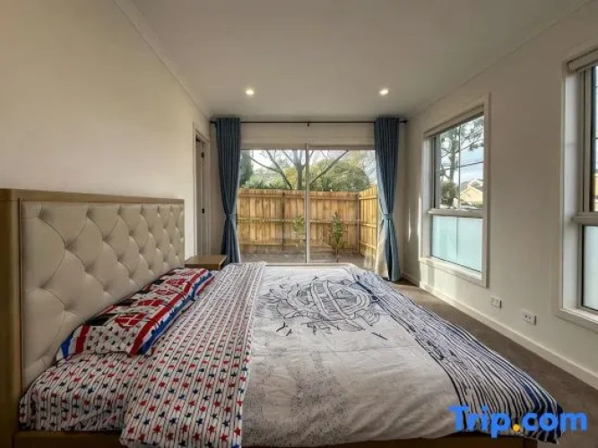 4 Bedrooms Apartment