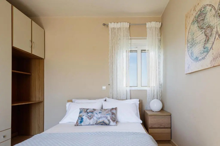 Villa Evie's -Spacious -4 apt'ς -with heated pool