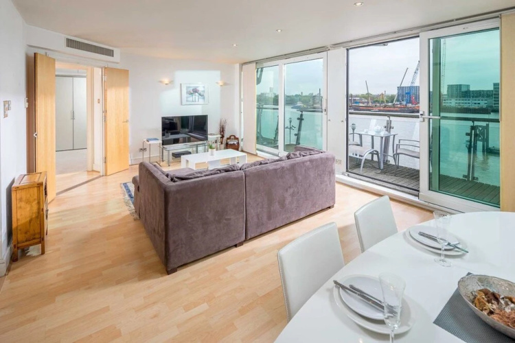 Light Modern Flat With Balcony Over River Thames!