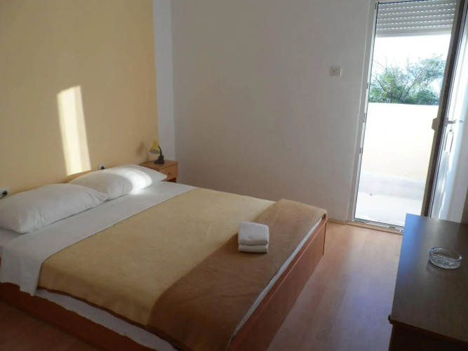 Rooms and apartments Galeb