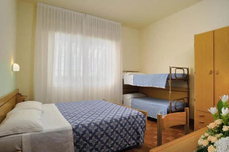 Standard Quadruple room with view