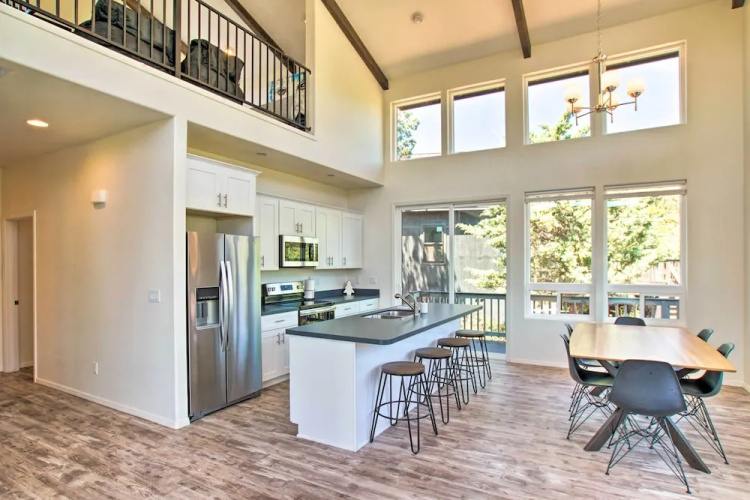 Fireplace, Mogollon Rim Views: Luxury Pine Home