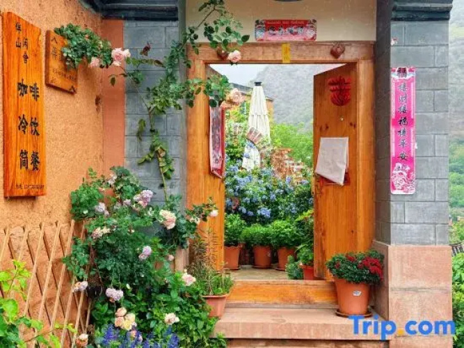 Nuodeng Banshan Courtyard Chinese Inn