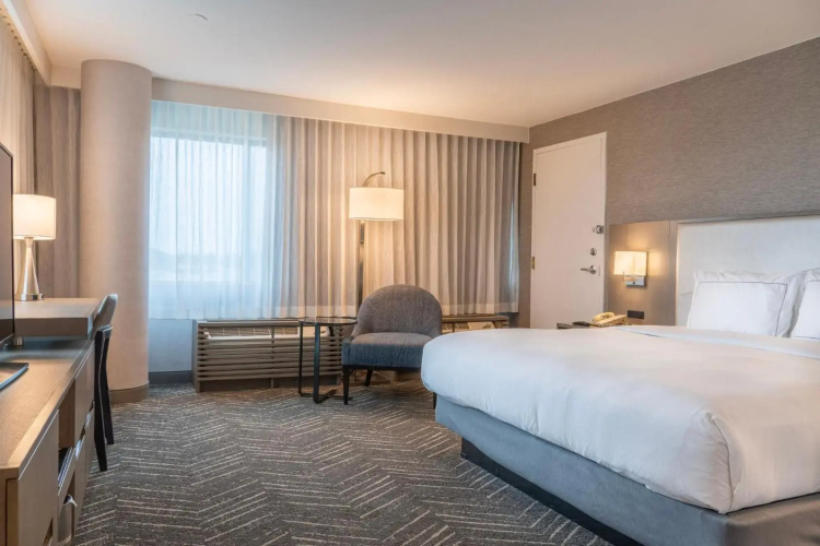 Lakeside Orange County Airport Hotel