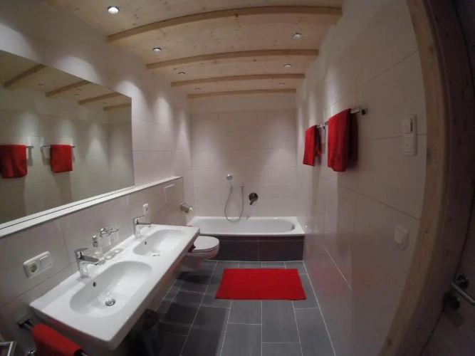 3 Bedrooms Apartment