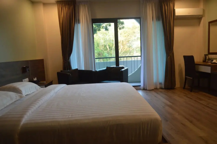Airport Avenue Hotel