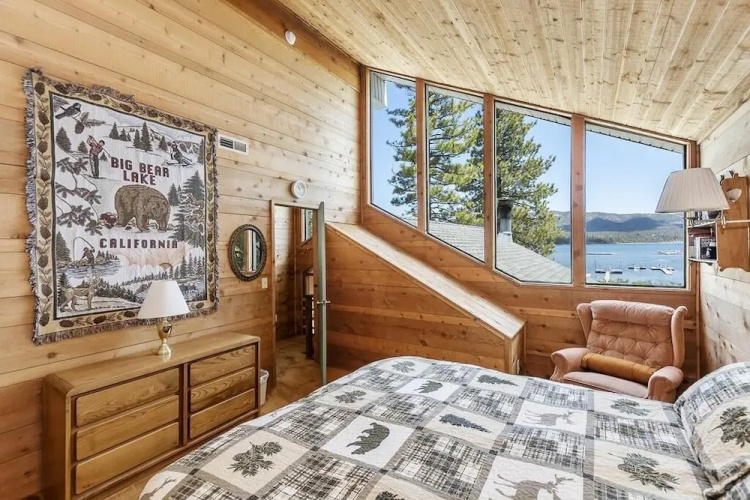 012 - Lakefront Chalet