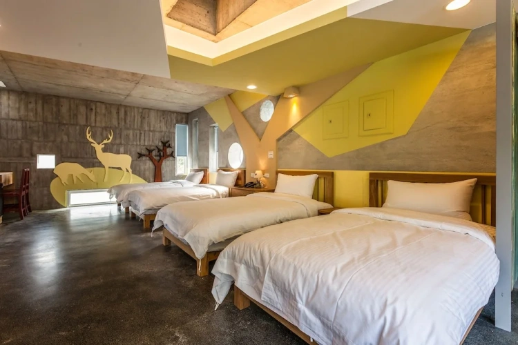 Deluxe Quadruple Attic room