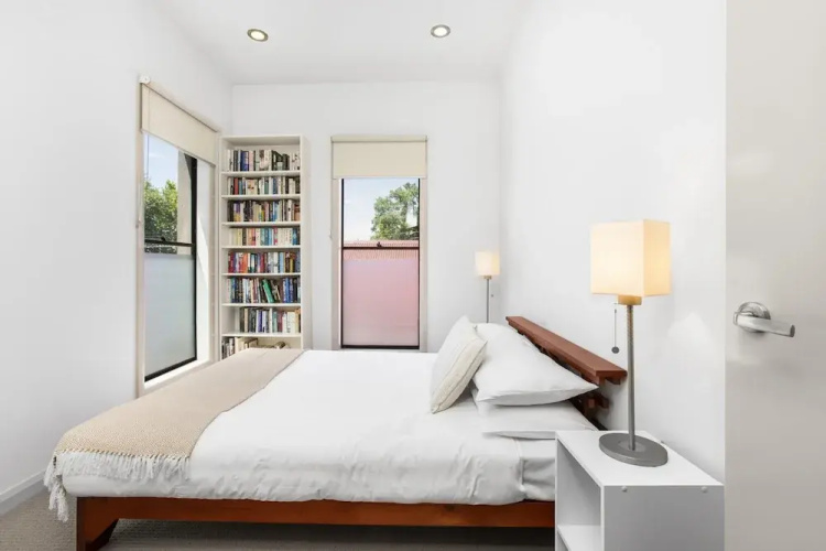 2-bed Apartment With Parking & Balcony Near Trains