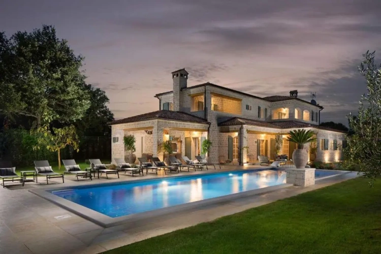 5 Bedrooms Villa