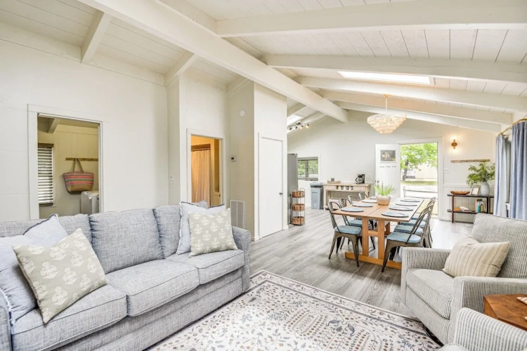 3 Bedrooms Cottage with balcony