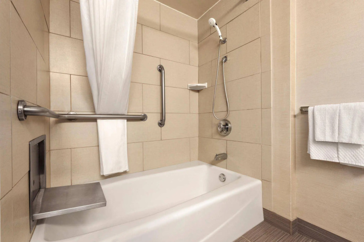DoubleTree by Hilton Hotel Milwaukee - Brookfield photo 9