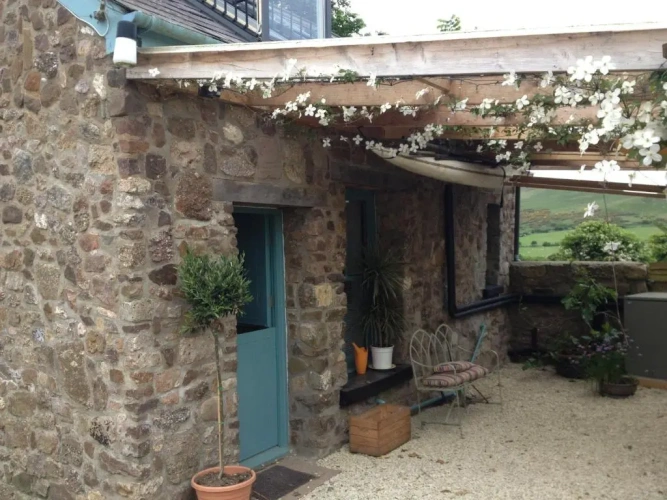 2 Bedrooms Cottage