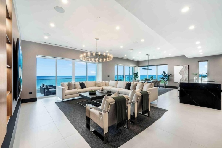 4 Bedrooms Apartment with balcony