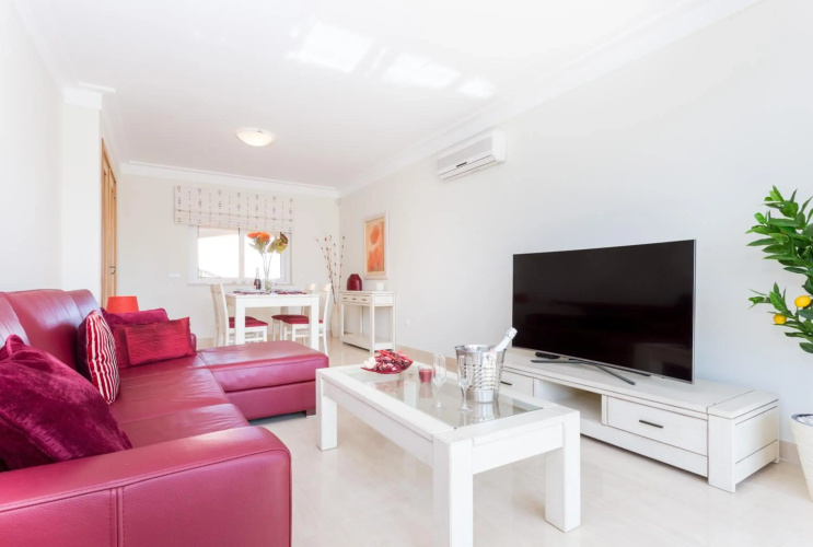 2 bedroom Sea View apartment, private parking